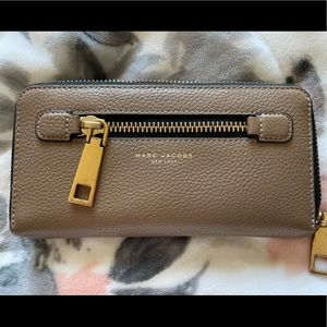 Marc Jacobs taupe leather wallet